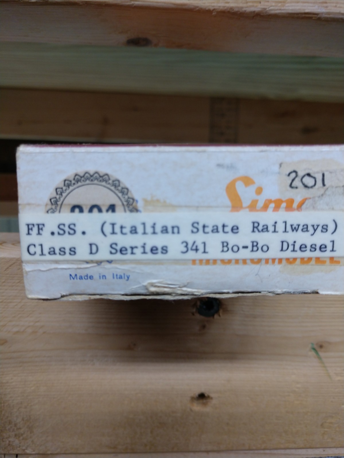 Lima N scale 4 axle diesel w/cabs at both ends of loco – Item #201 – NEW