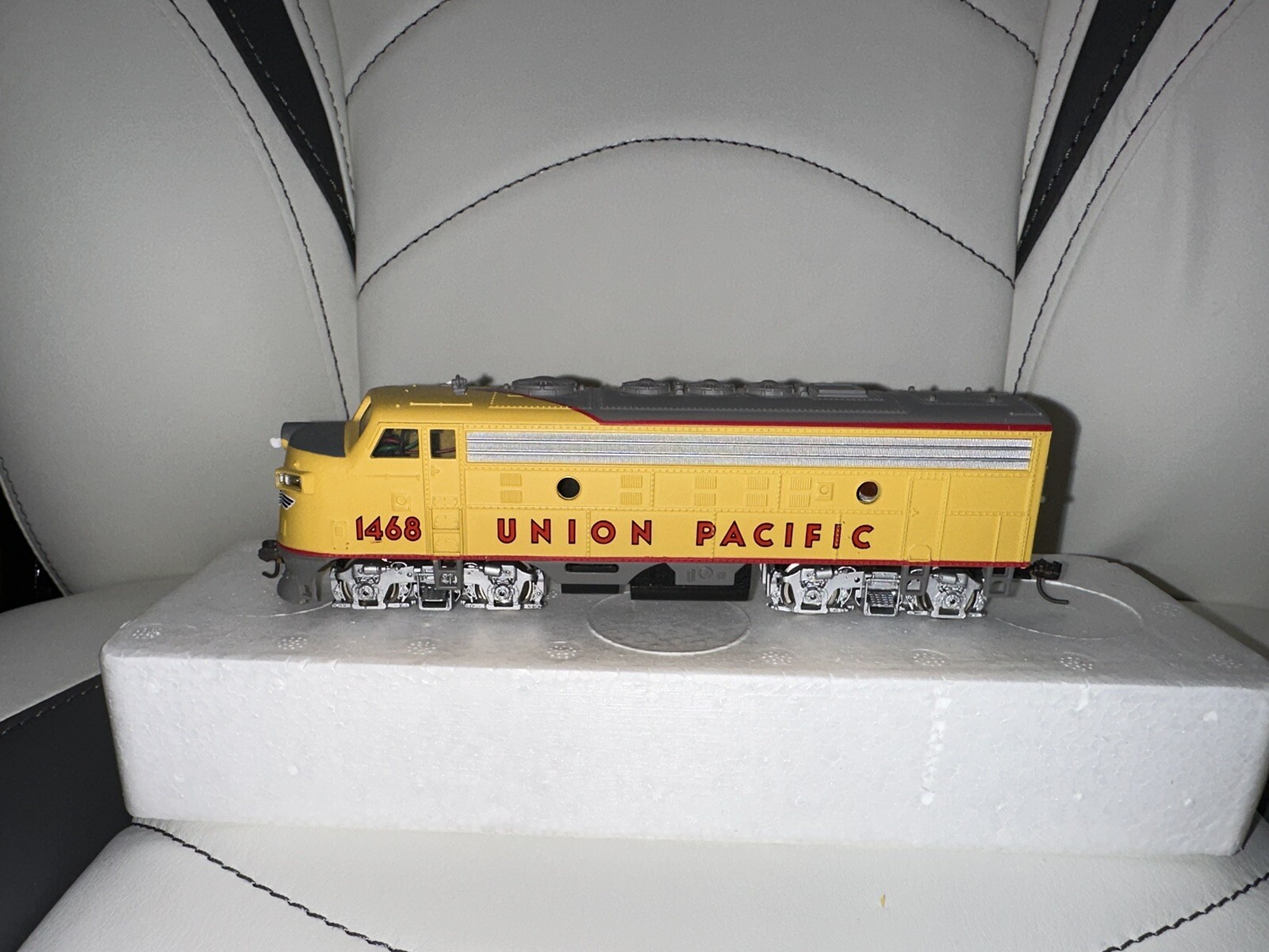 Bachmann Ho Scale Union Pacific EMD F9 Diesel (UP1468)