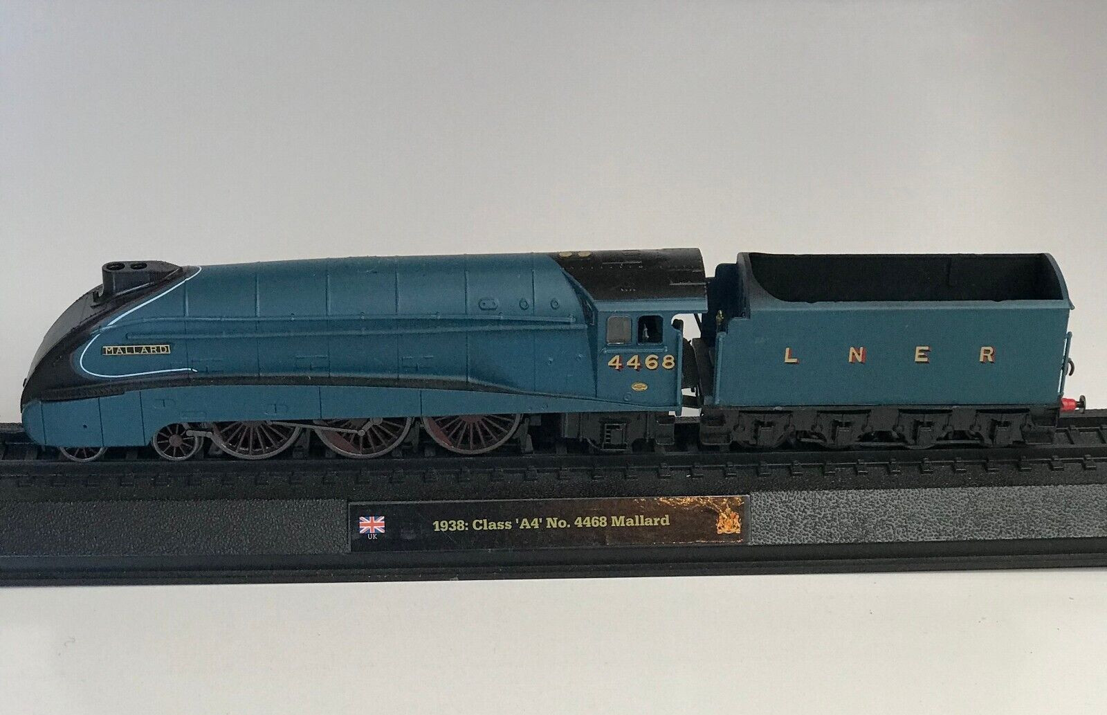 Vintage Mallard Model Plastic Train 1938 Class A4 No. 4468 On Stand
