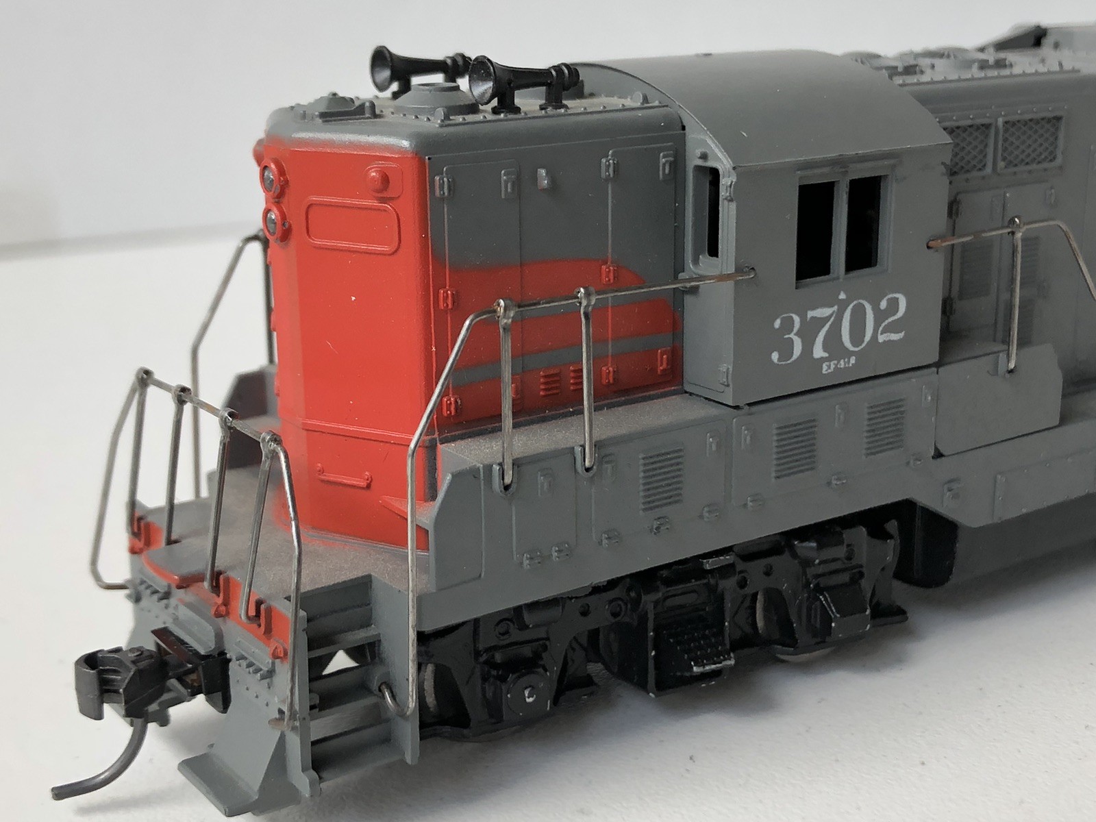 ATHEARN #3153 HO Southern Pacific GP-9 Powered Diesel Locomotive #3702