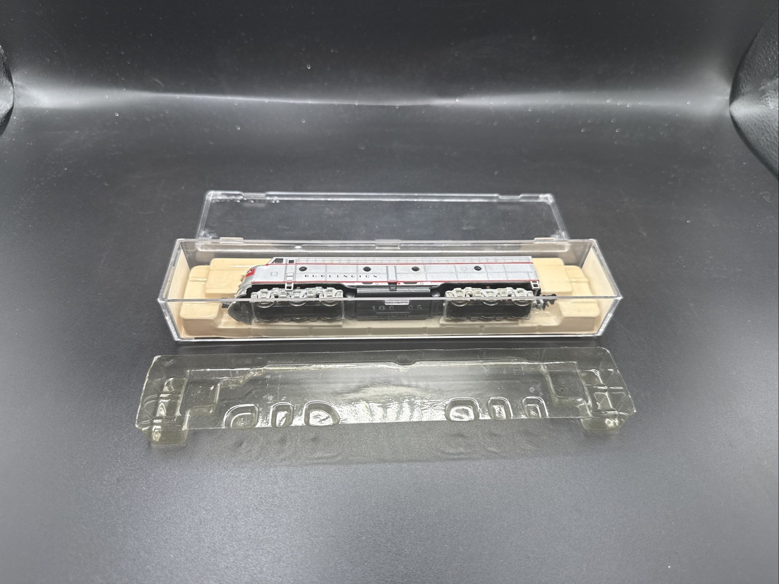 N scale diesel locomotive E8 New Burlington #7206 READ F.4