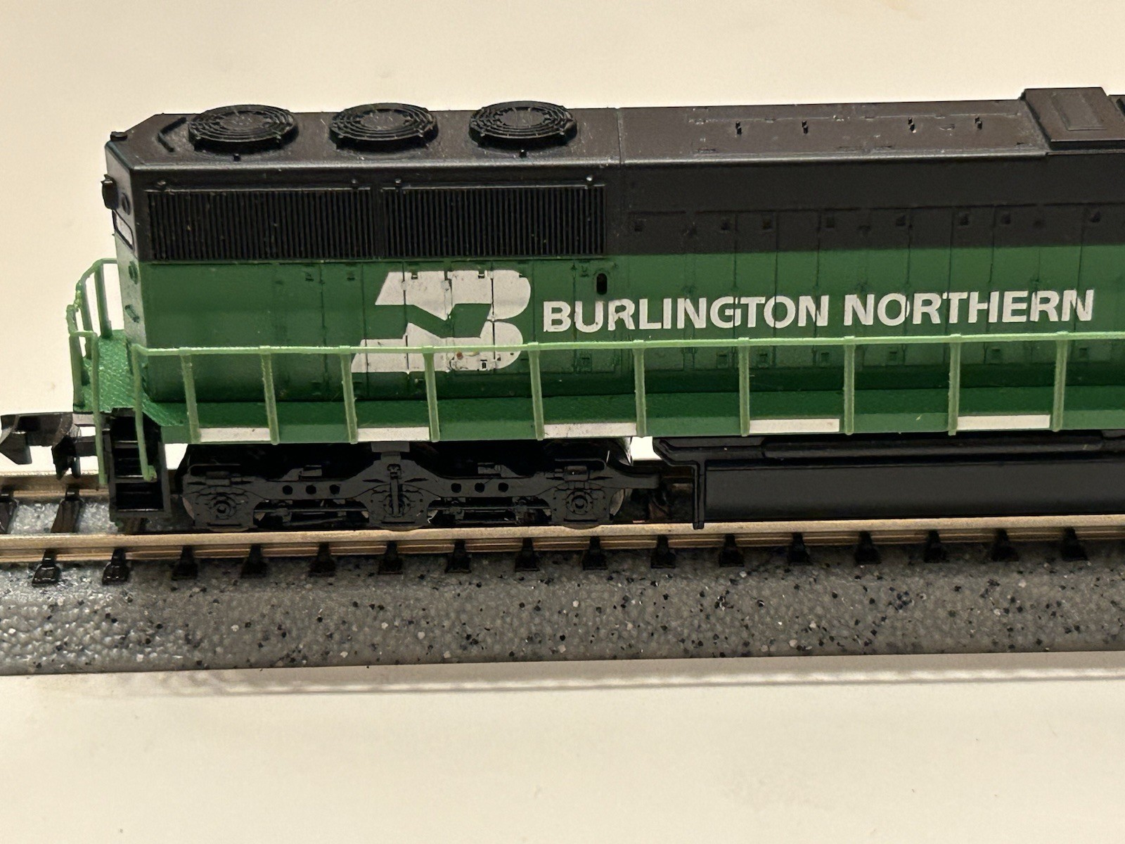Atlas N Scale Diesel Locomotive Burlington Northern SD-60 8300 – Nice