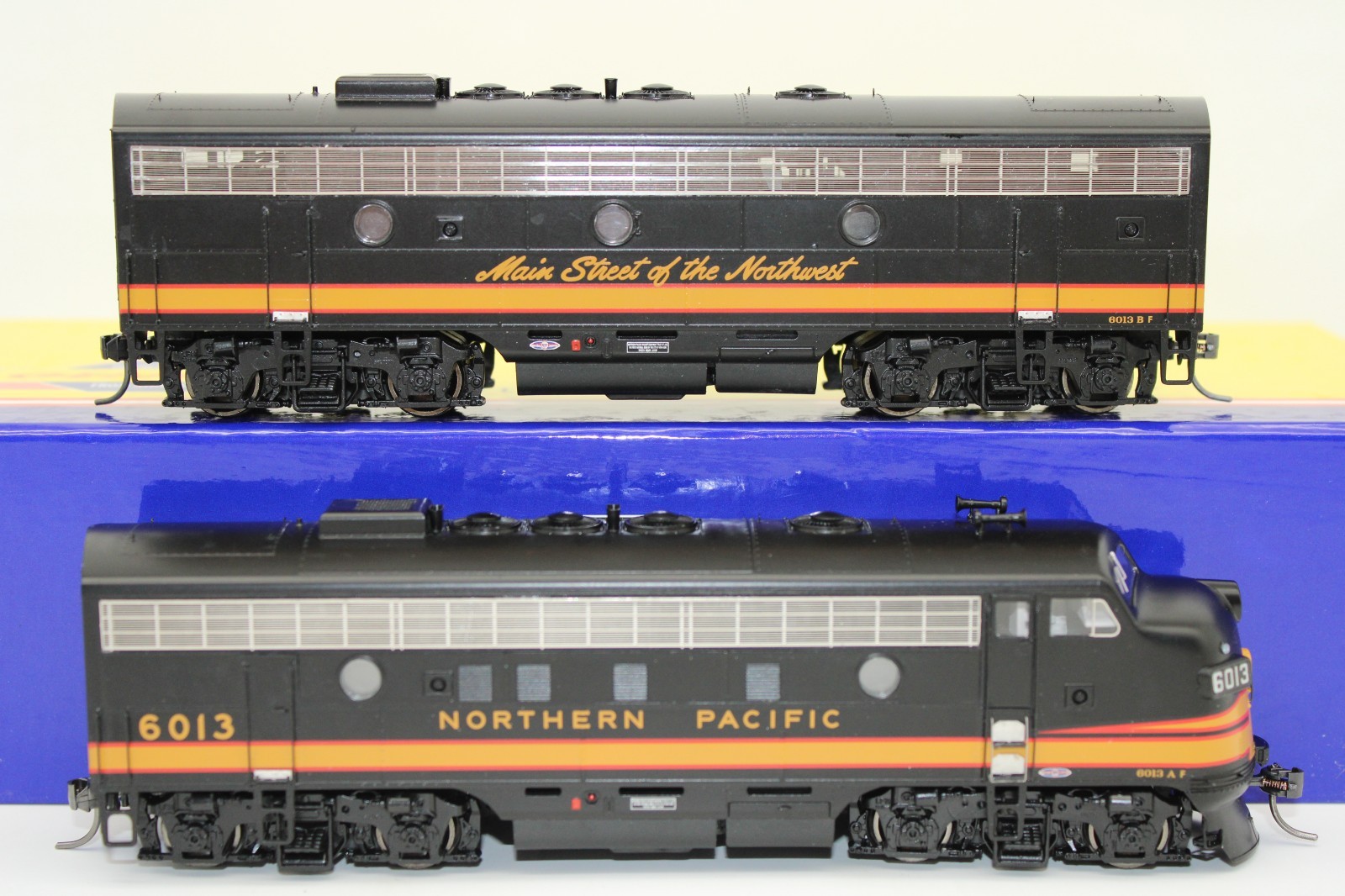 Athearn Genesis HO NP Northern Pacific Ph 1 EMD F7 AB Diesel Locomotive Set 6013
