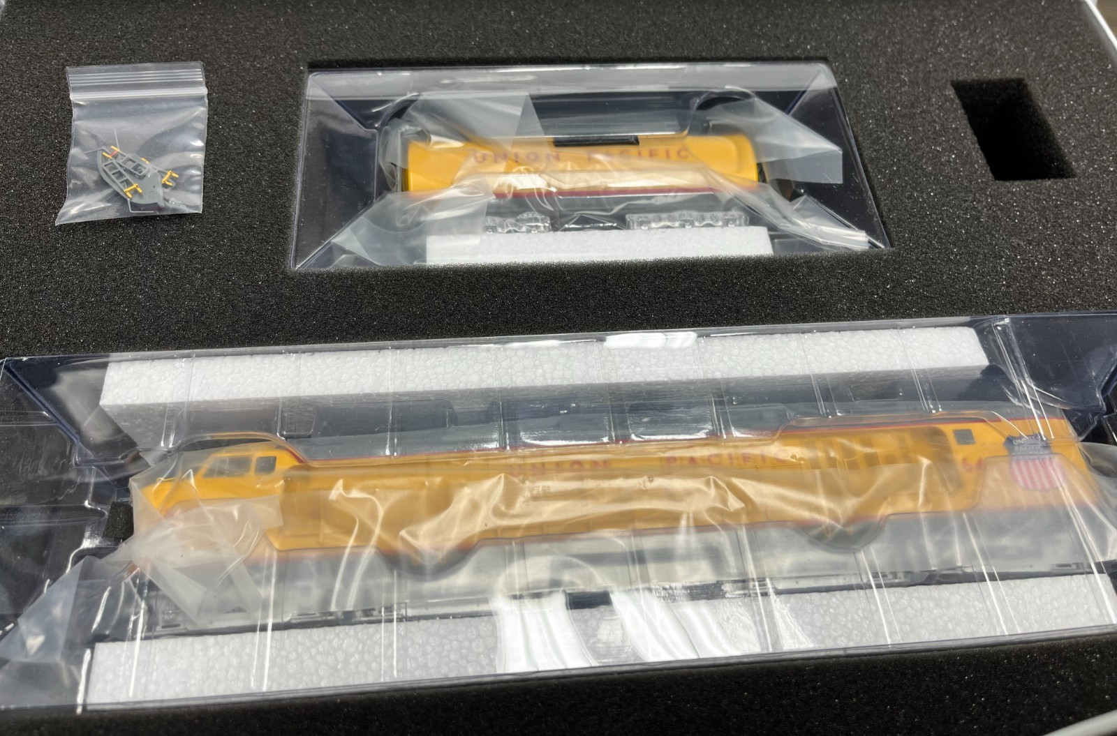 Athearn Genesis HO G41511 Gas Turbine w/Tender UP #64 DCC and Sound NEW