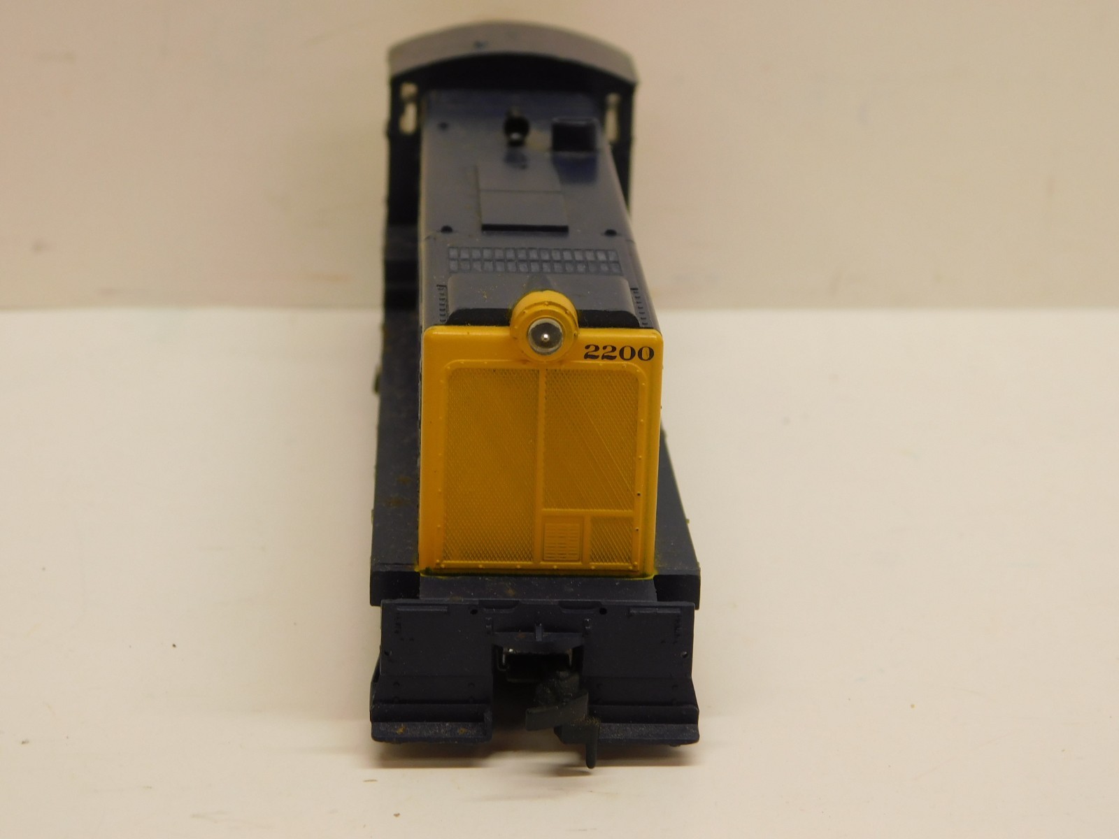 Athearn HO Blue Box Santa Fe S12 Diesel Engine #2200 – Powered Unit