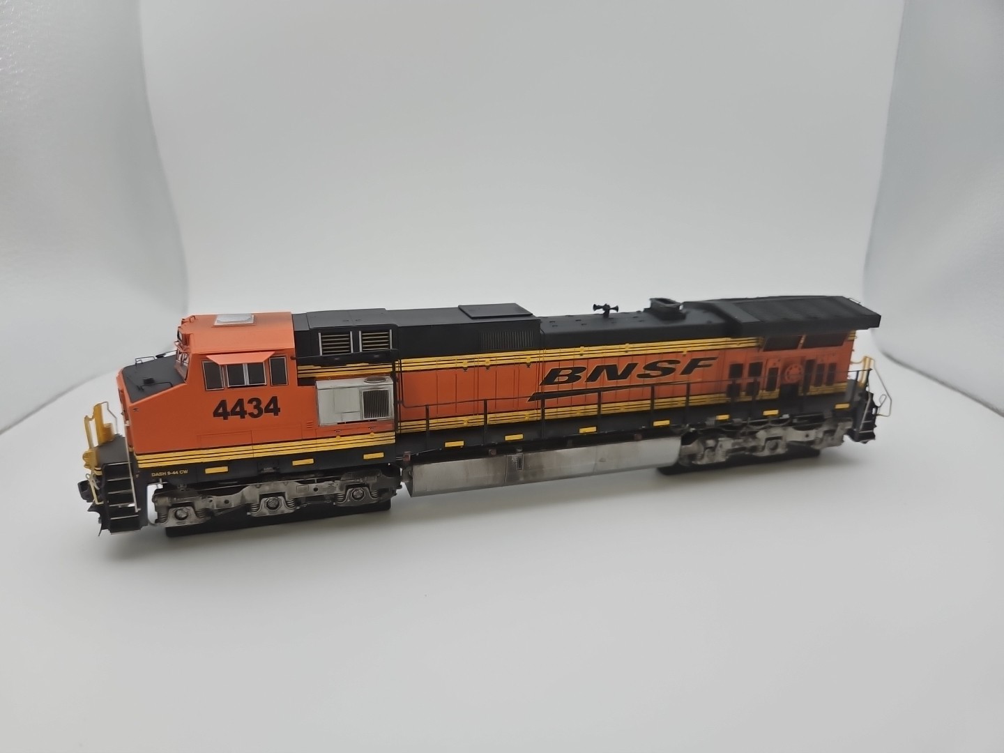 Scaletrains BNSF Railway C44-9W Heritage III Custom Weathered #4434 SXT31845