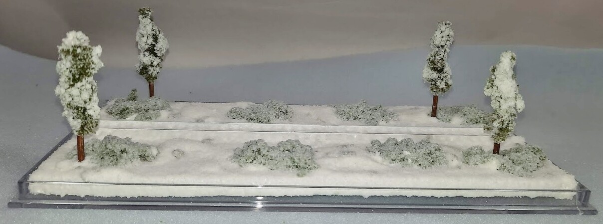 N SCALE – SINGLE TRACK 8″ – DISPLAY CASE – “WINTER SCENE” FOR ANY N TRAIN