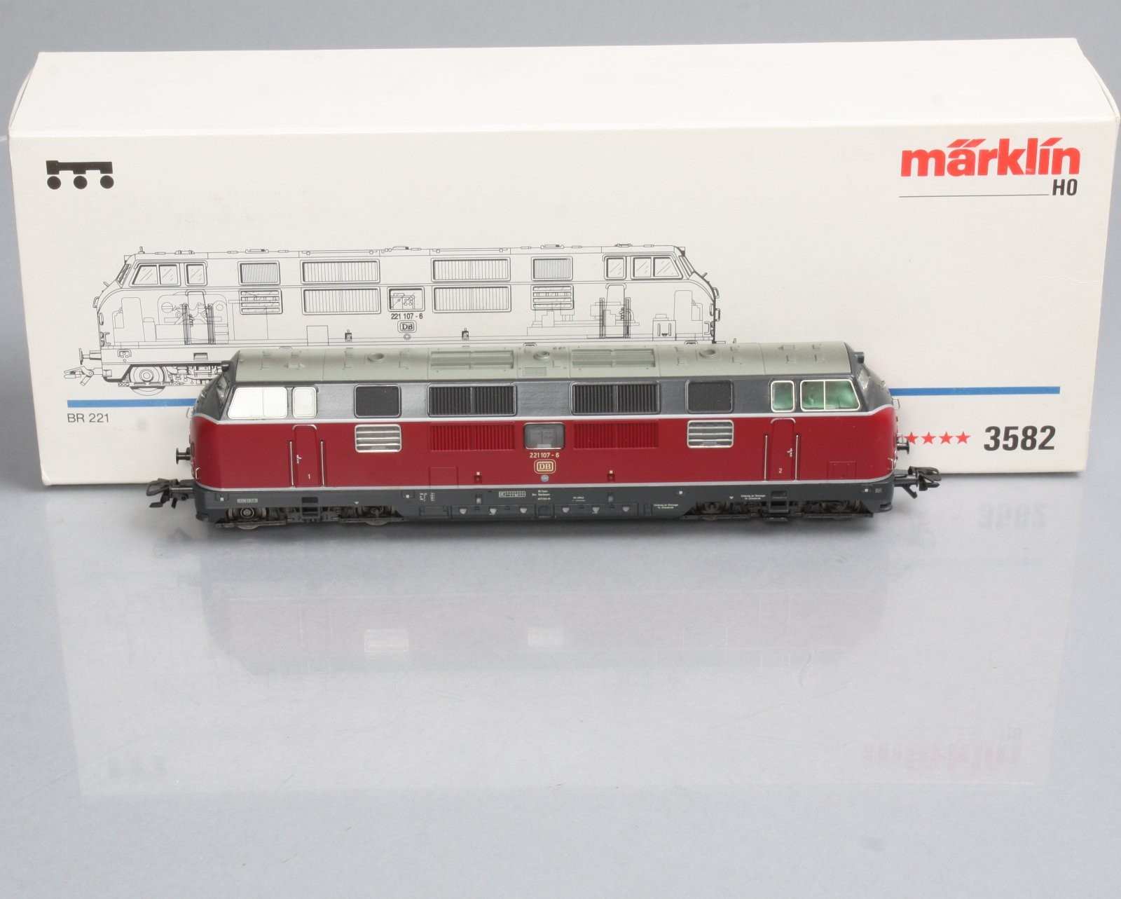 Marklin 3582 HO Scale Deutsche Bundesbahn (DB) Diesel Locomotive #221 107-6 LN