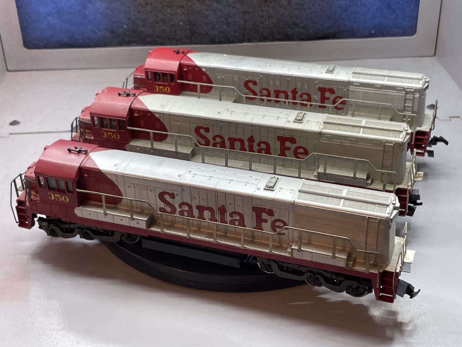 Set of 3 – HO Rivarossi Santa Fe U25C Diesel #350 – display, parts or repair