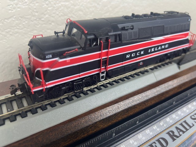 BL2 ROCK ISLAND loco – DC ANALOG HO Scale “CARBODY STYLE” PASSENGER OOP DISPLAY