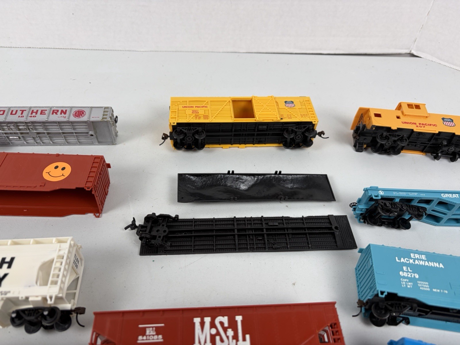 H/O Scale lot of boxcars Bachman And Locomotive As Is Parts Or Repair