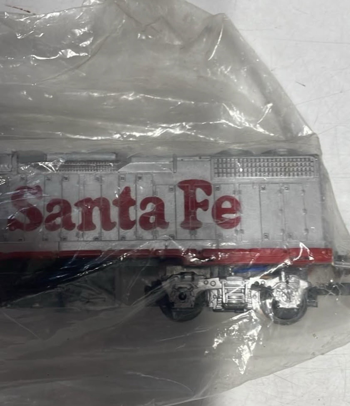 Santa Fe HO Diesel Locomotive #3500 Silver/Red/Black Analog DC Bo-Bo 1:87