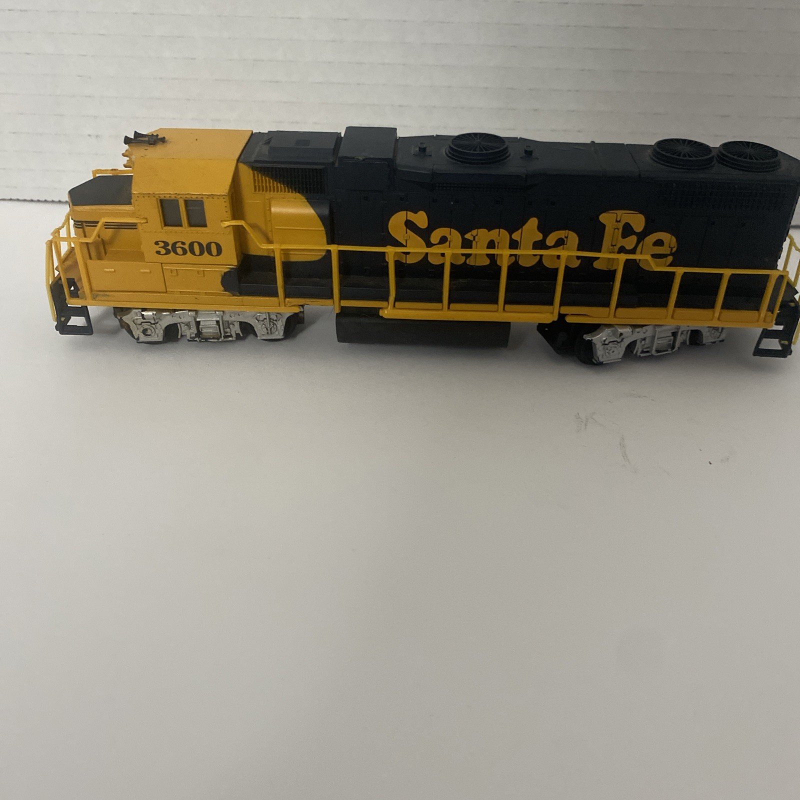 Life-Like HO Scale Santa Fe 3600 Diesel Locomotive Blue Yellow Train Engine