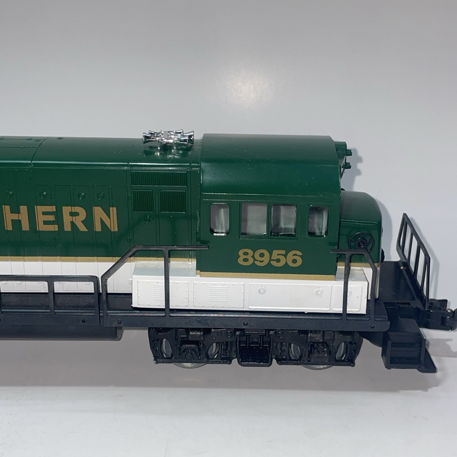 Lionel 6-8956 O Gauge Southern U36B Non-Powered Dummy Locomotive #8956