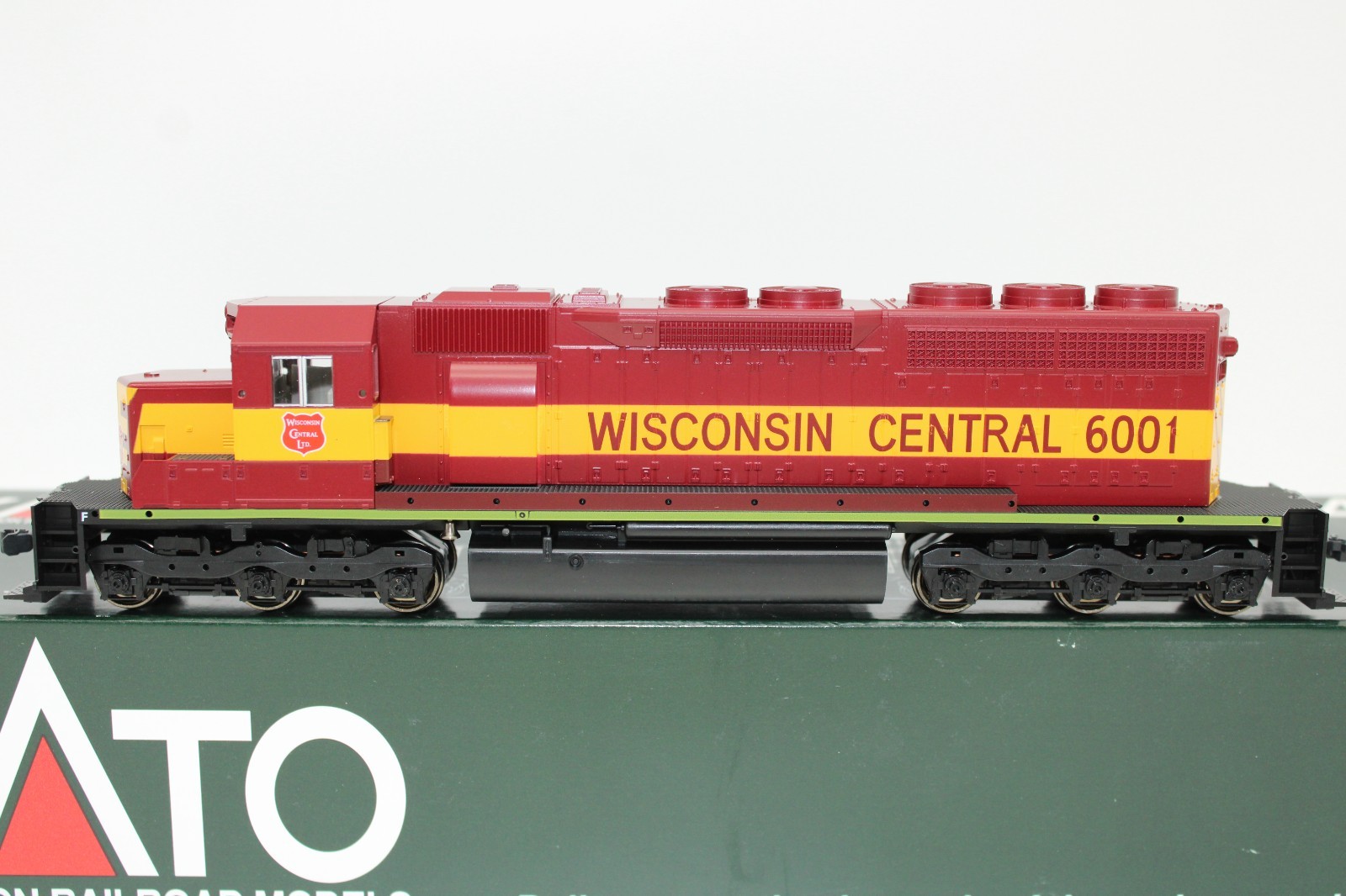 Kato HO WC Wisconsin Central SD40 Diesel Locomotive #6001 NOS 37-6329 DCC Ready