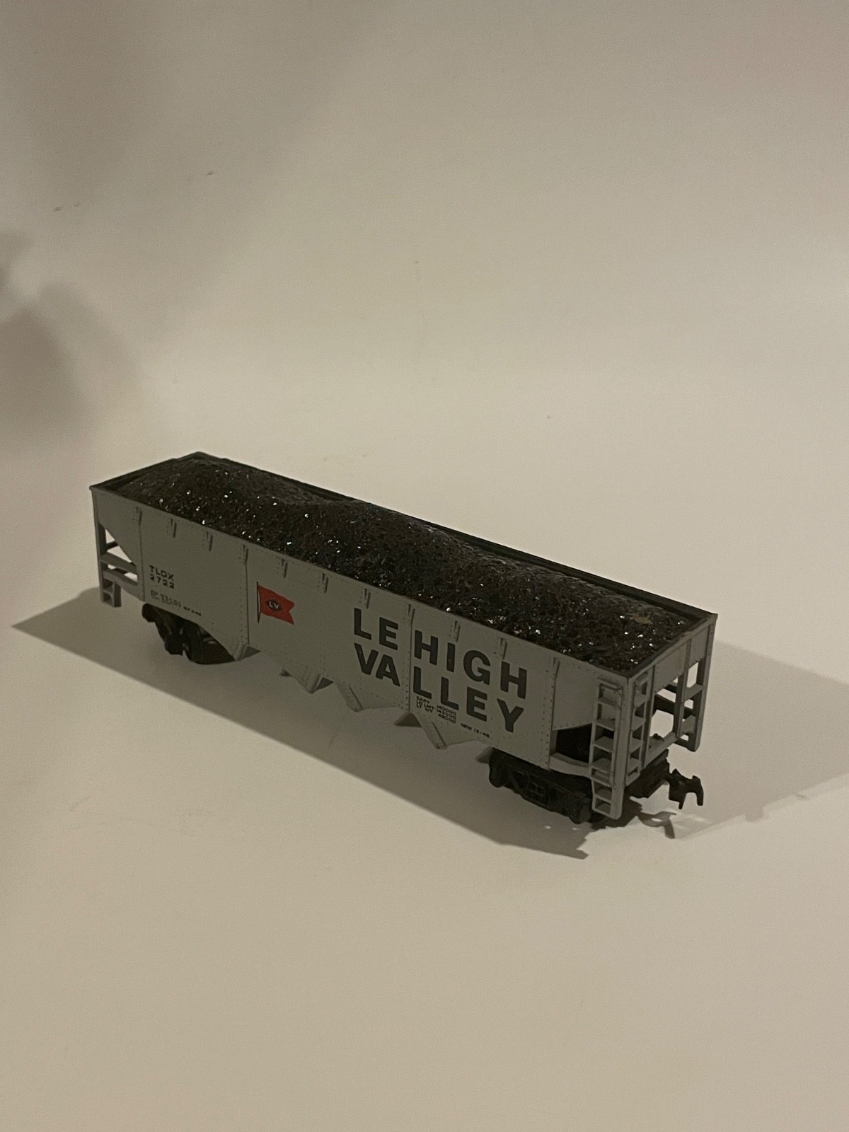 1975 HO Gauge Le High Valley Gray Coal 42′ Quad Hopper Car No. 2722 by Bachmann