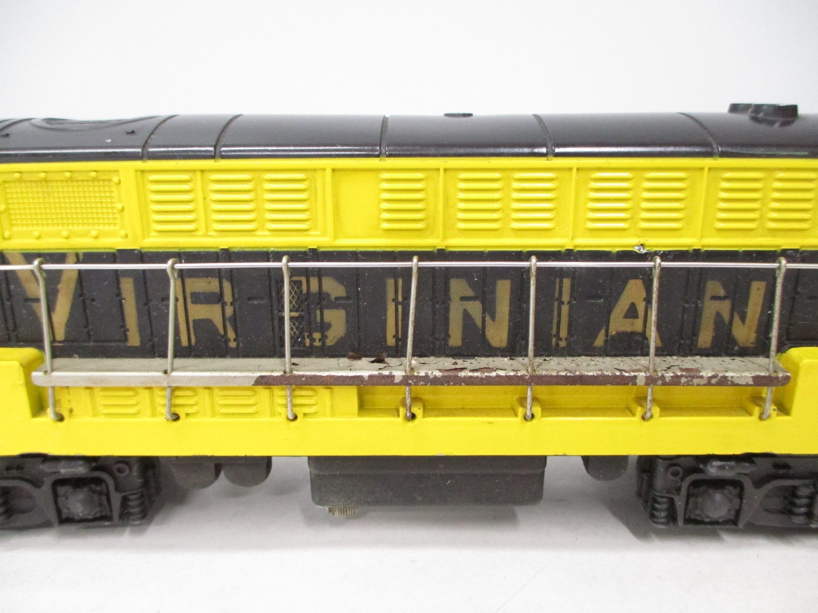 Lionel 2331 Virginian FM Yellow, Black Screw Breaks Postwar O gauge X7784