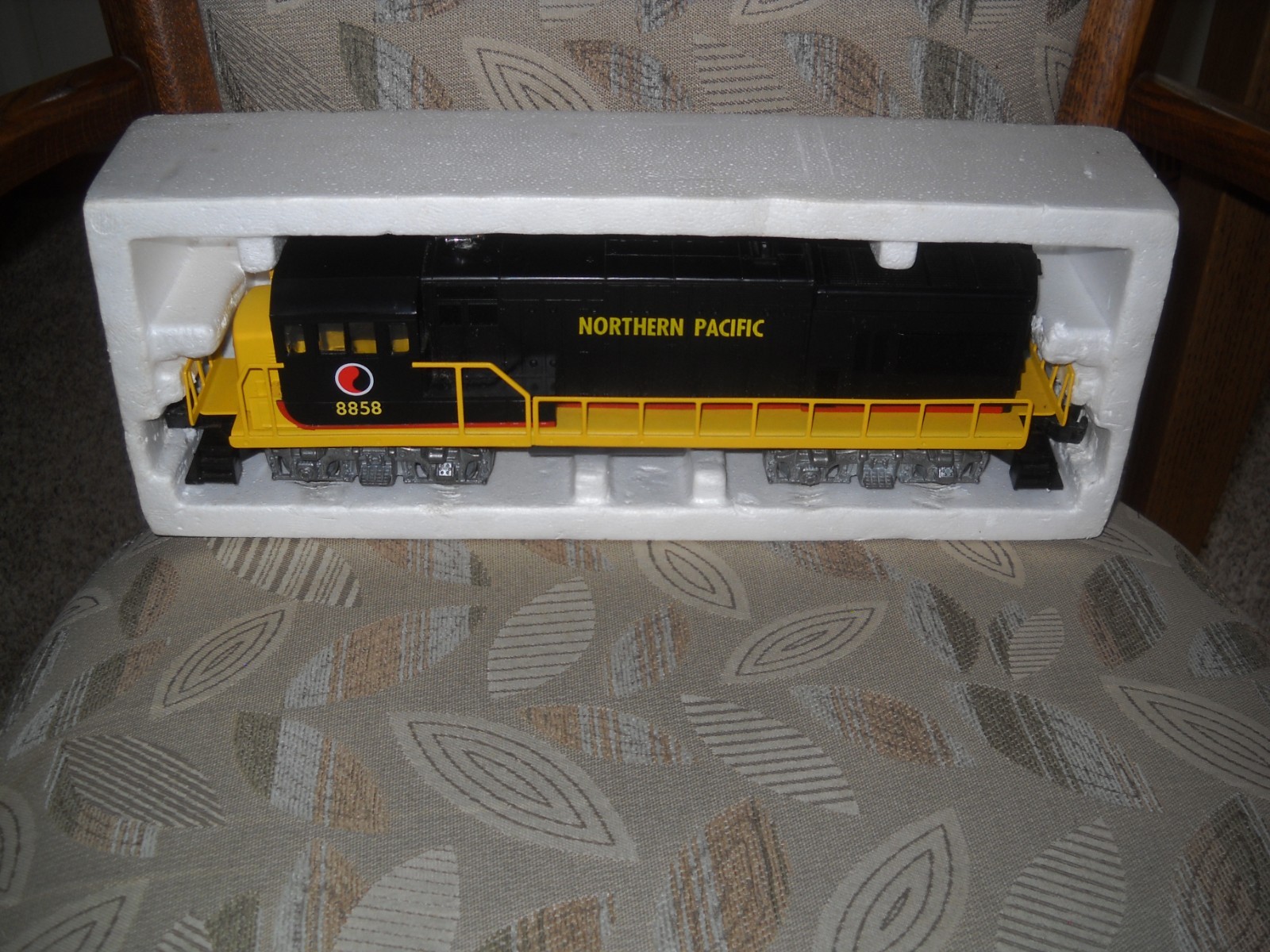 😎-LIONEL O GAUGE NO.8858 NON-POWERED DUMMY NORTHERN PACIFIC -DIESEL LOCO😎