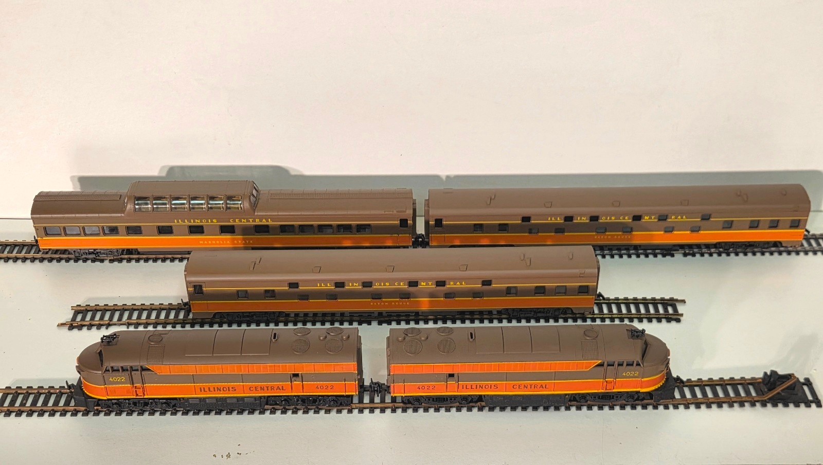 AHM Rivarossi HO Illinois Central FM C-Liner Diesel Locomotives 4022 w/ (3) Cars