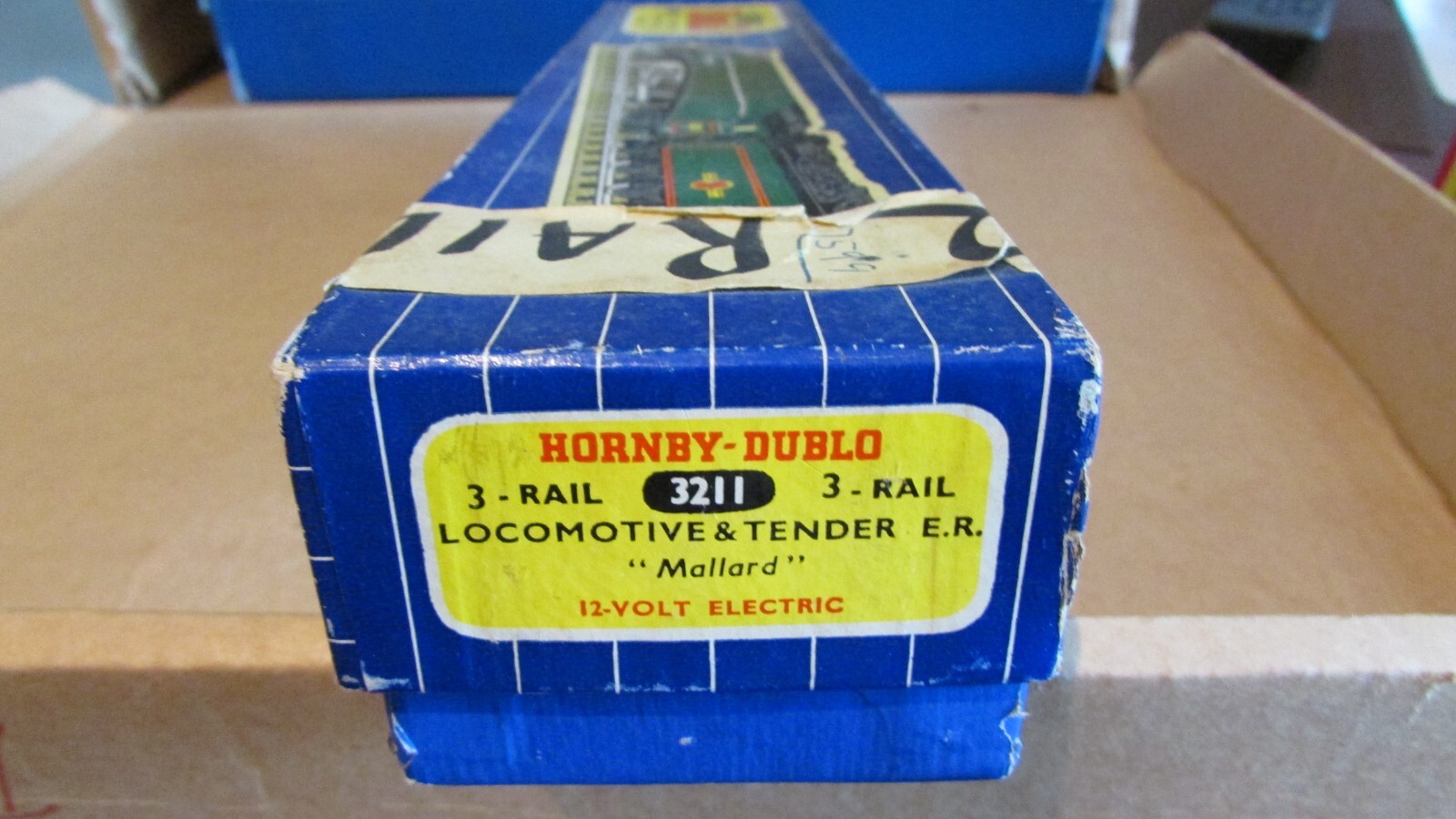 Hornby Dublo 3211 Mallard (2 Rail), 2221 Cardiff Castle, 2211 Golden Fleece.