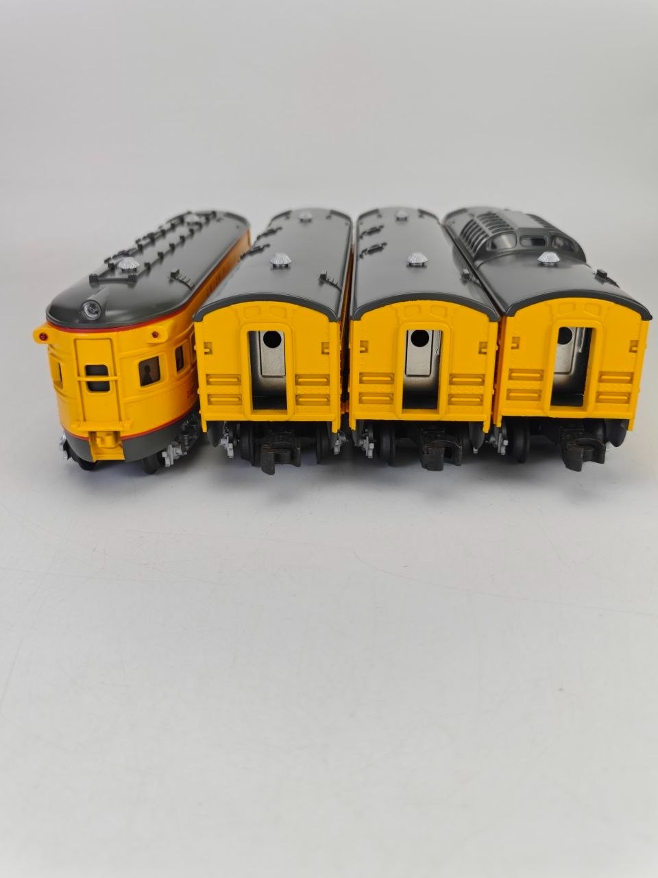 Williams Passenger Cars Union Pacific O Gauge 4-Car Set Box Lights