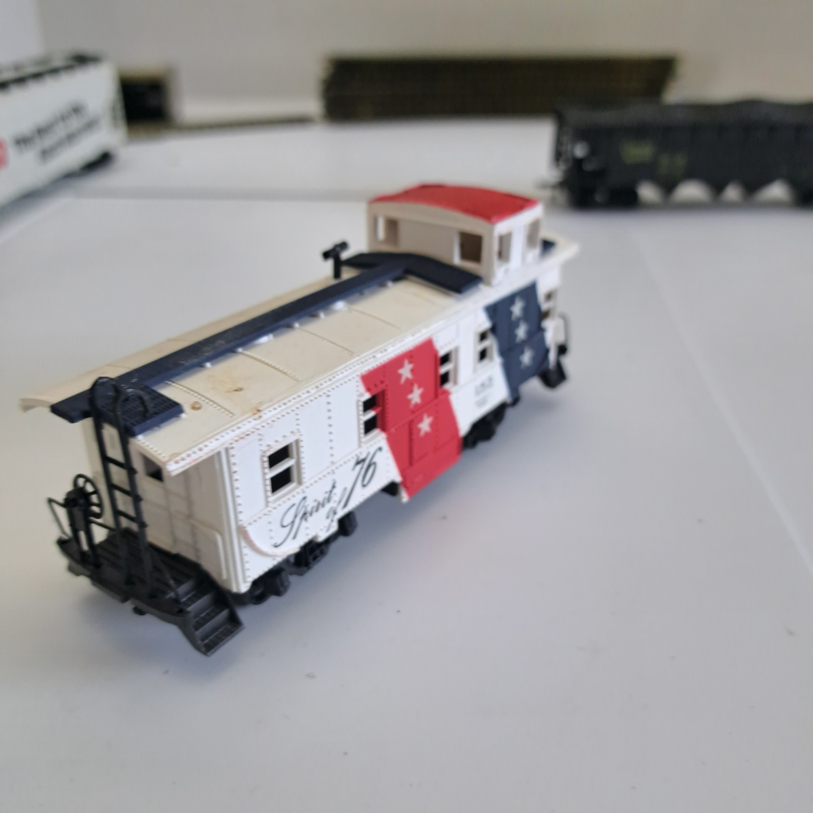 HO Scale AHM Alco Century 424 Central NJ Locomotive 1540, Tender, 3 Cars, Tracks