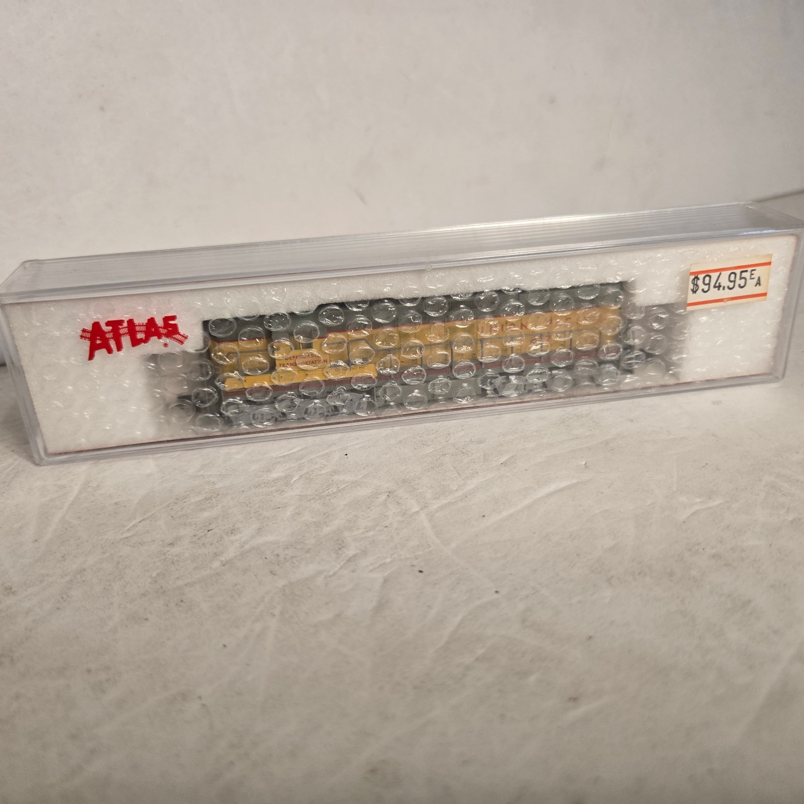Atlas by Kato 4512 N Scale Union Pacific EMD SD-7 Loco. Runs