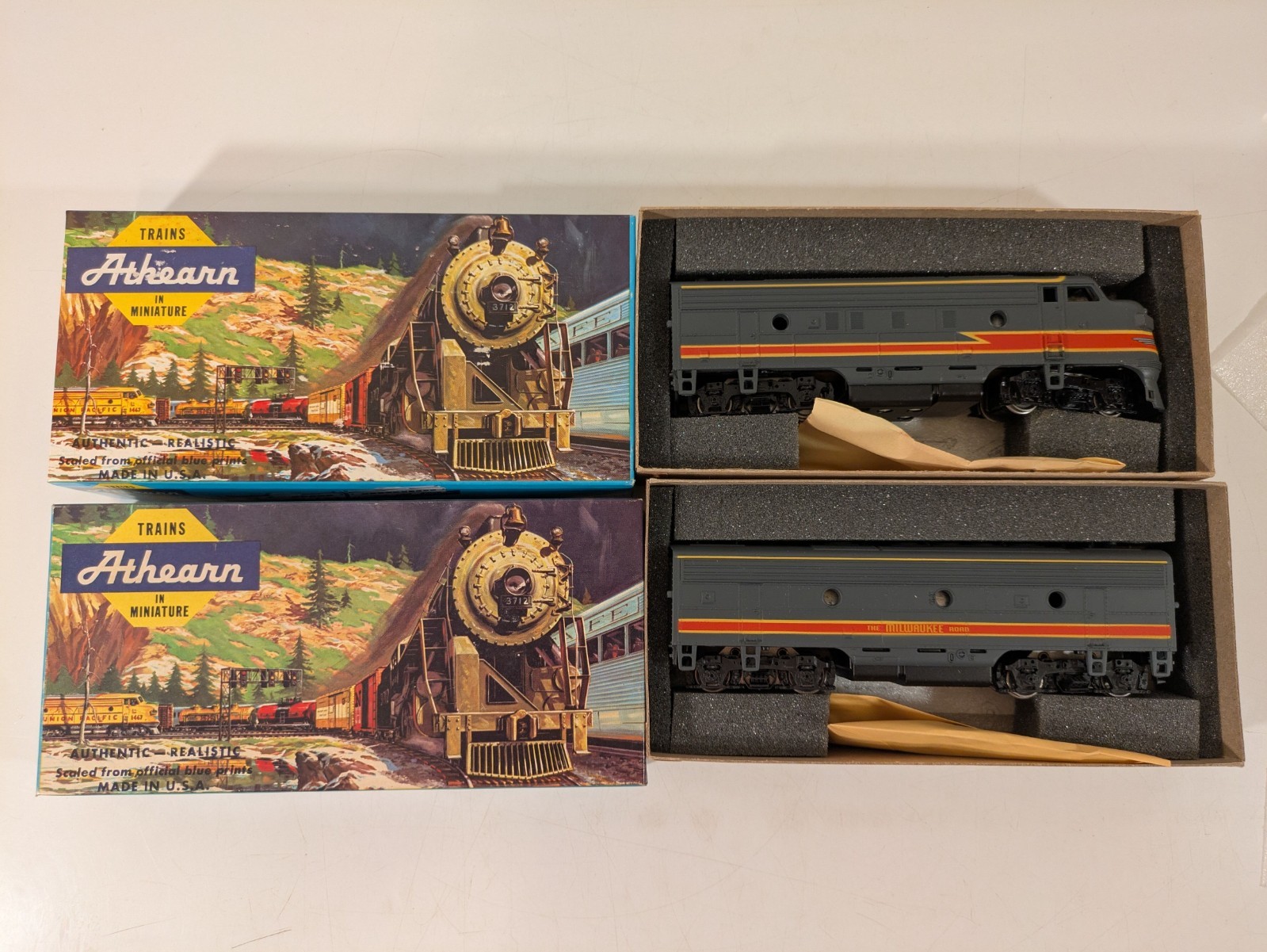 HO EMD F7A/F7B Set (Both Powered) Milwaukee Road DC NIB NOS # 3217/8
