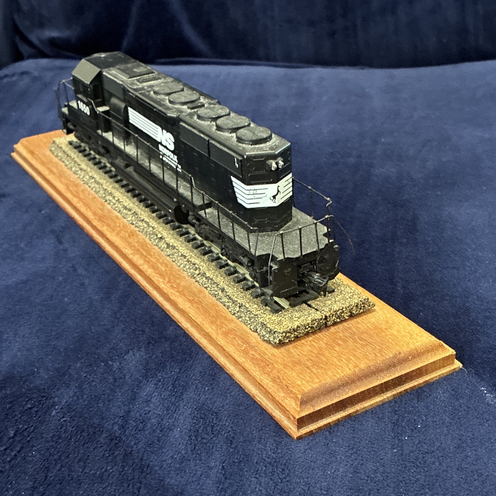 Norfolk Southern 1650 HO Scale Diesel Locomotive Black White Plastic Model