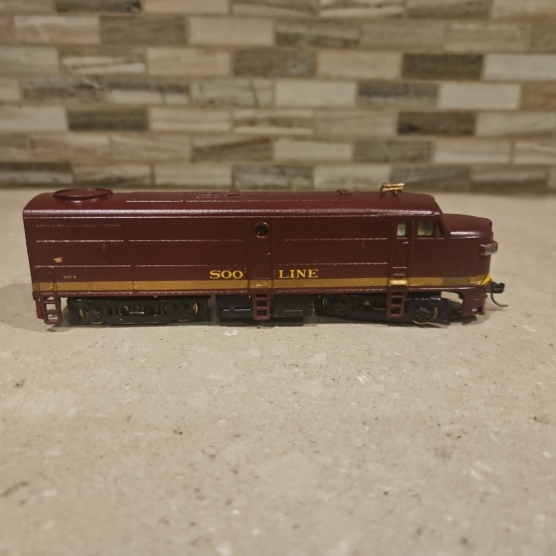 Train Miniature TM HO Custom Paint Soo Line Powered Alco FA-1 Locomotive (READ)