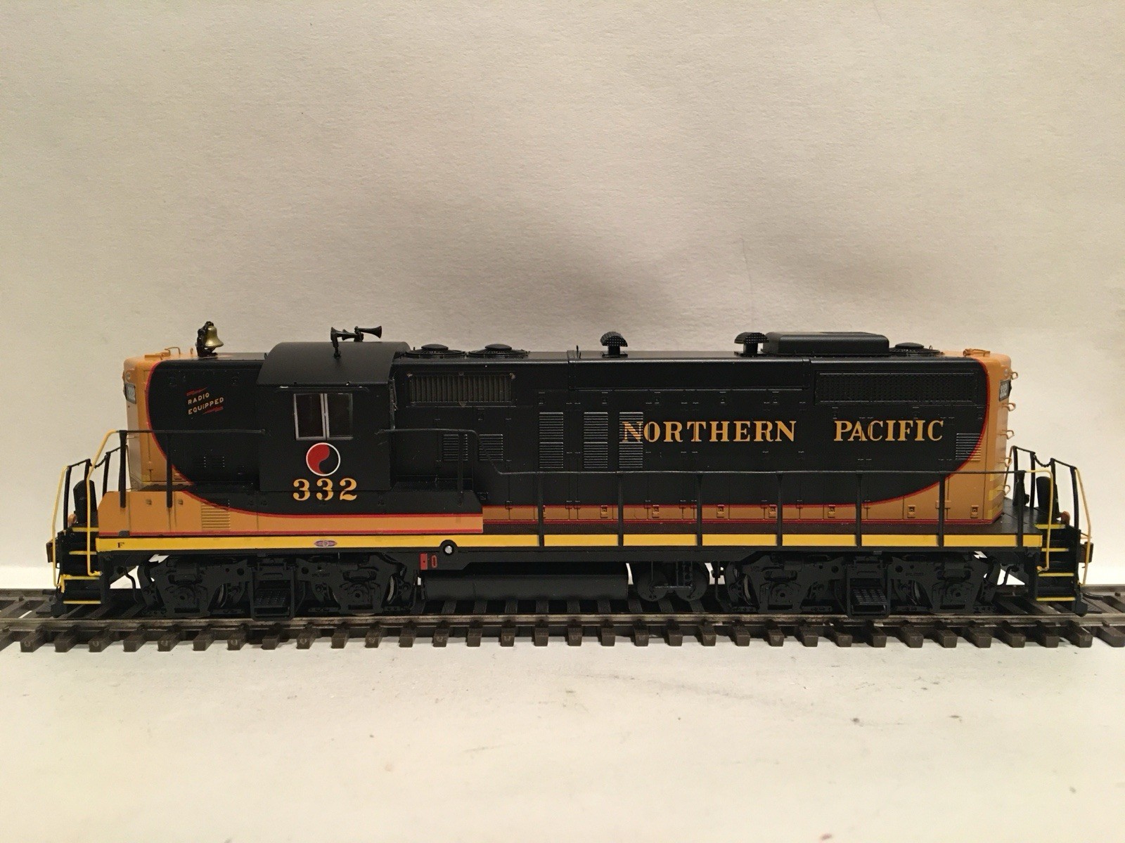 HO Athearn Genesis G62693 Northern Pacific GP9 Locomotive NP #332 DCC SOUND