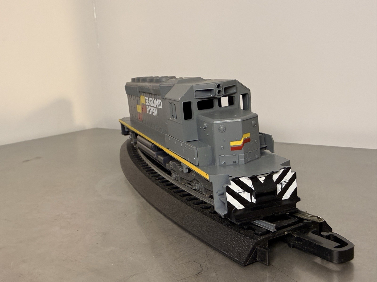 GSB Rail Ltd SD40-2 Seaboard System #3706 Powered HO Scale + 3 Seaboard Cars NEW
