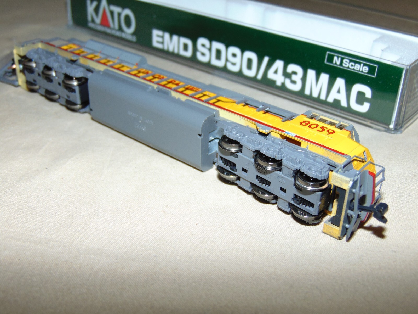 KATO N 176-5608 UNION PACIFIC SD90/43MAC DIESEL + BOX