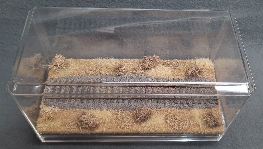 HO SCALE 9″ SINGLE TRACK DISPLAY CASE – “DESERT SCENE”- ANY HO TRAINS