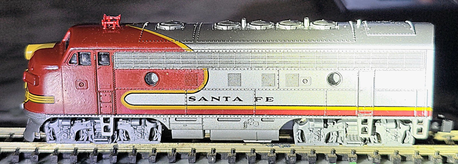 N Scale 1:160 Kato 176-211 ATSF F7A Pow. F7A Santa Fe Warbonnet Dual Headlight