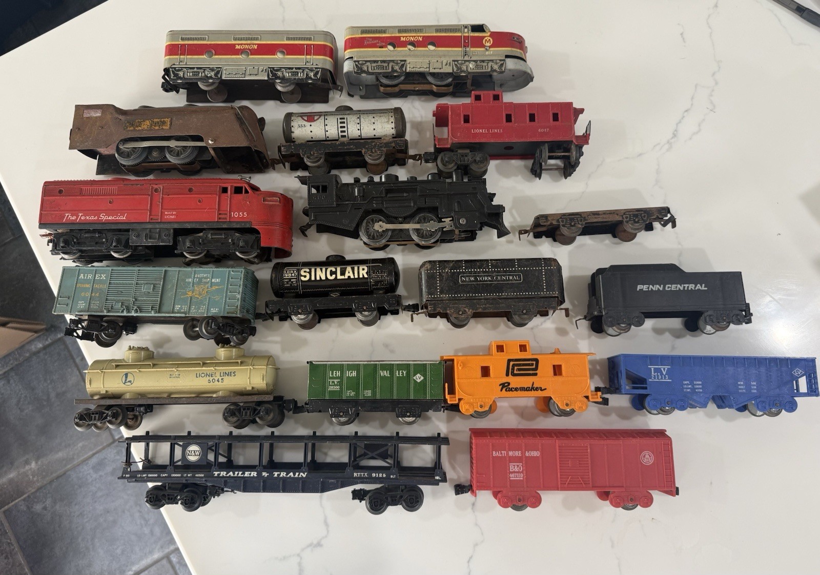 Vintage 1950s Train Lot of 18 Pieces – MARX, Lionel & More (AS IS) UNTESTED
