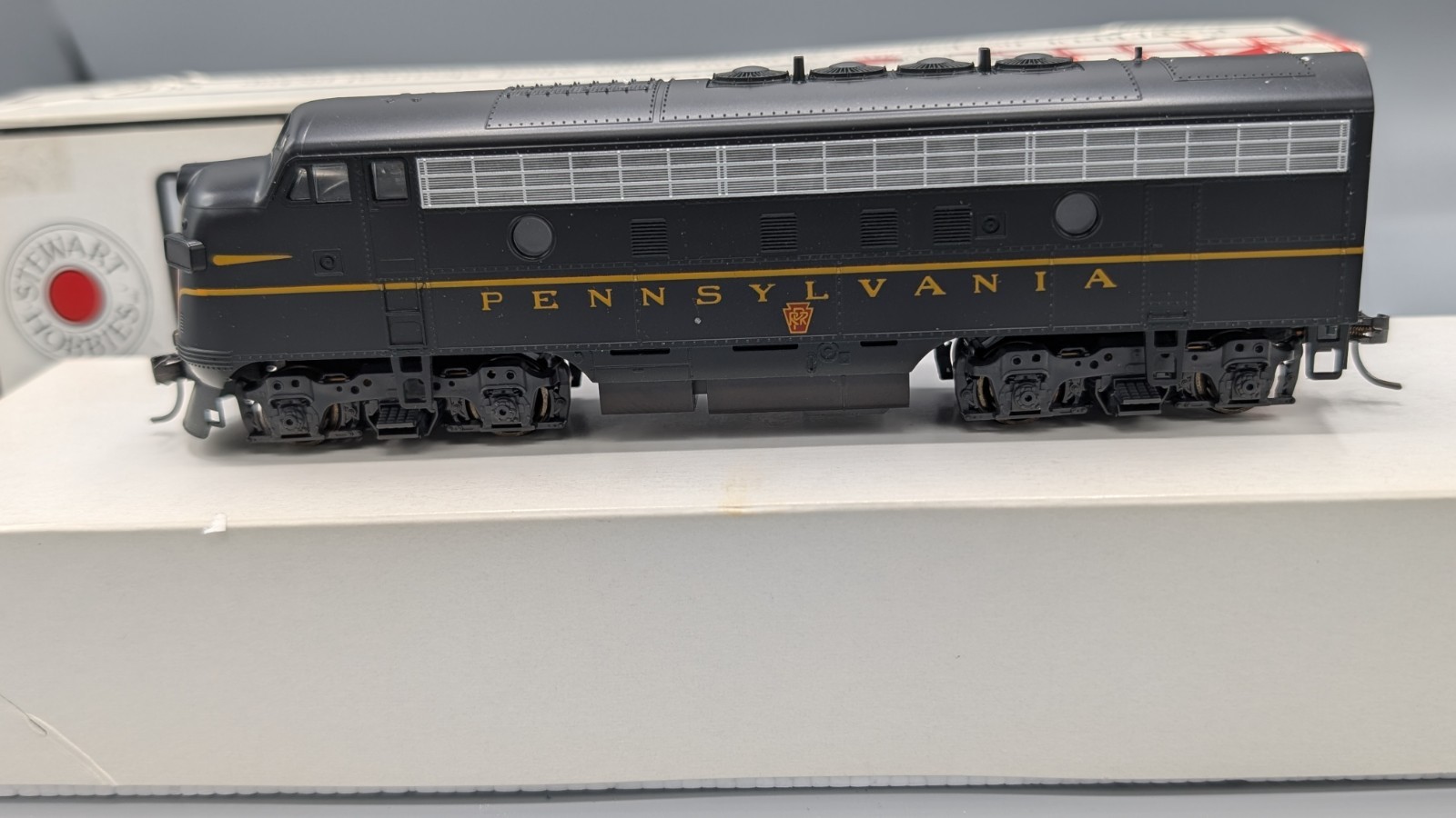 Stewart/Kato HO 8440 F3A Phase IV Powered Pennsylvania RR – Kadee Couplers – NOS