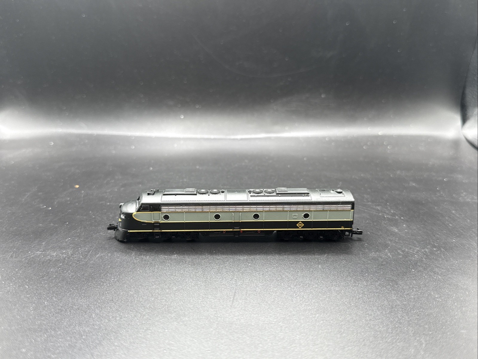 N Scale Life-Like 7186 Erie Railway E8A Diesel Locomotive #824 – READ F.29