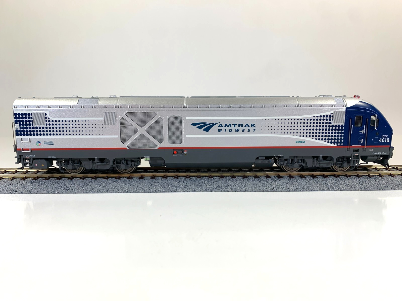 HO Bachmann 67901 Charger SC-44 Diesel Loco w/DCC Amtrack Midwest #4618