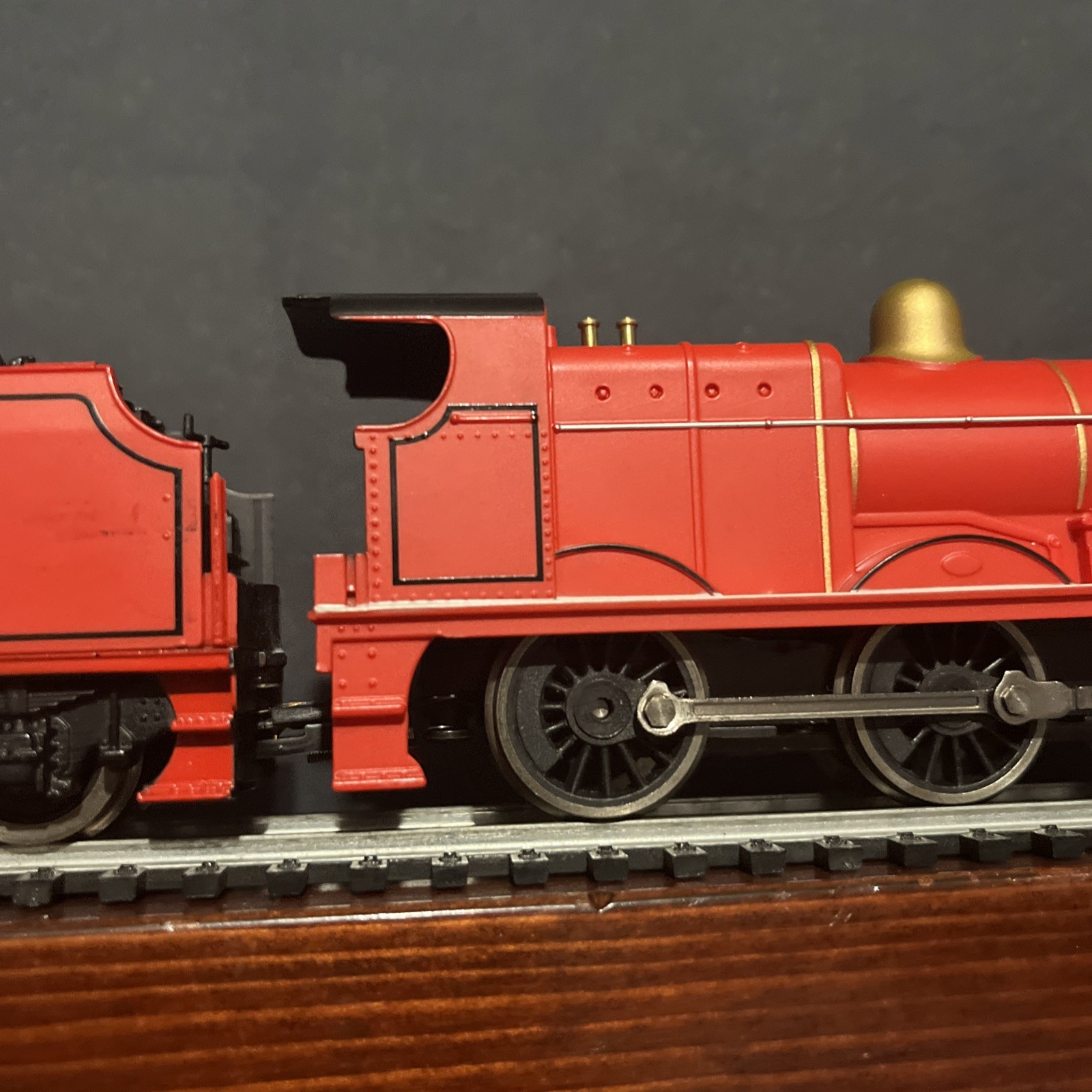 RARE OO Hornby R852 Thomas & Friends James The Red Engine – WORKS (READ)