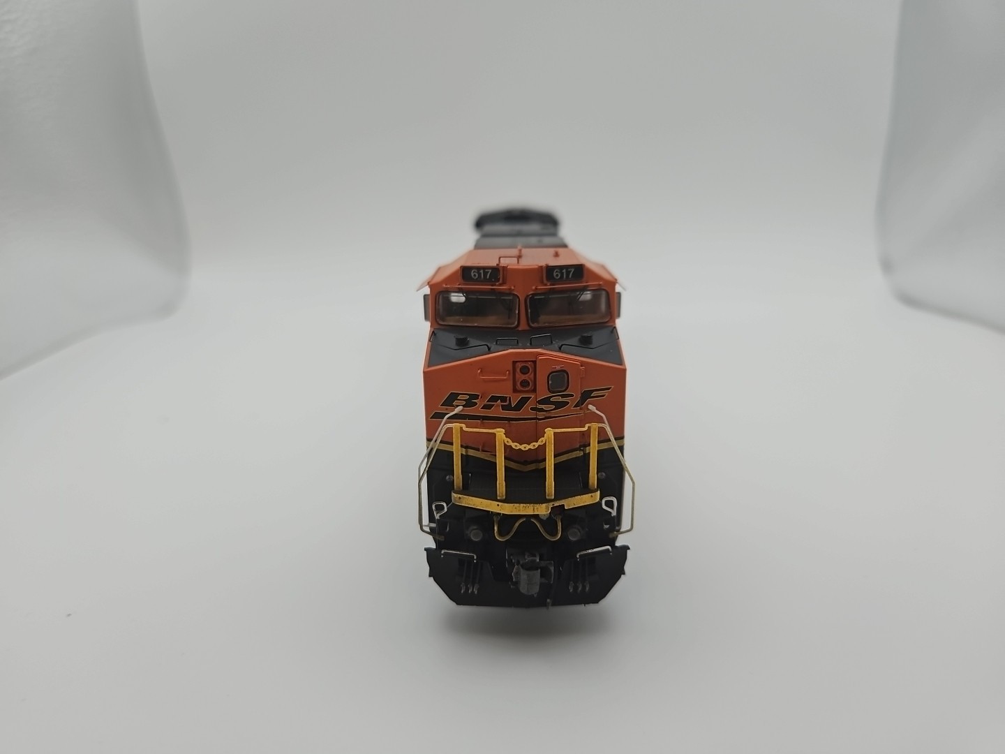 Scaletrains BNSF Railway C44-9W Heritage III Custom Weathered #617 SXT31843