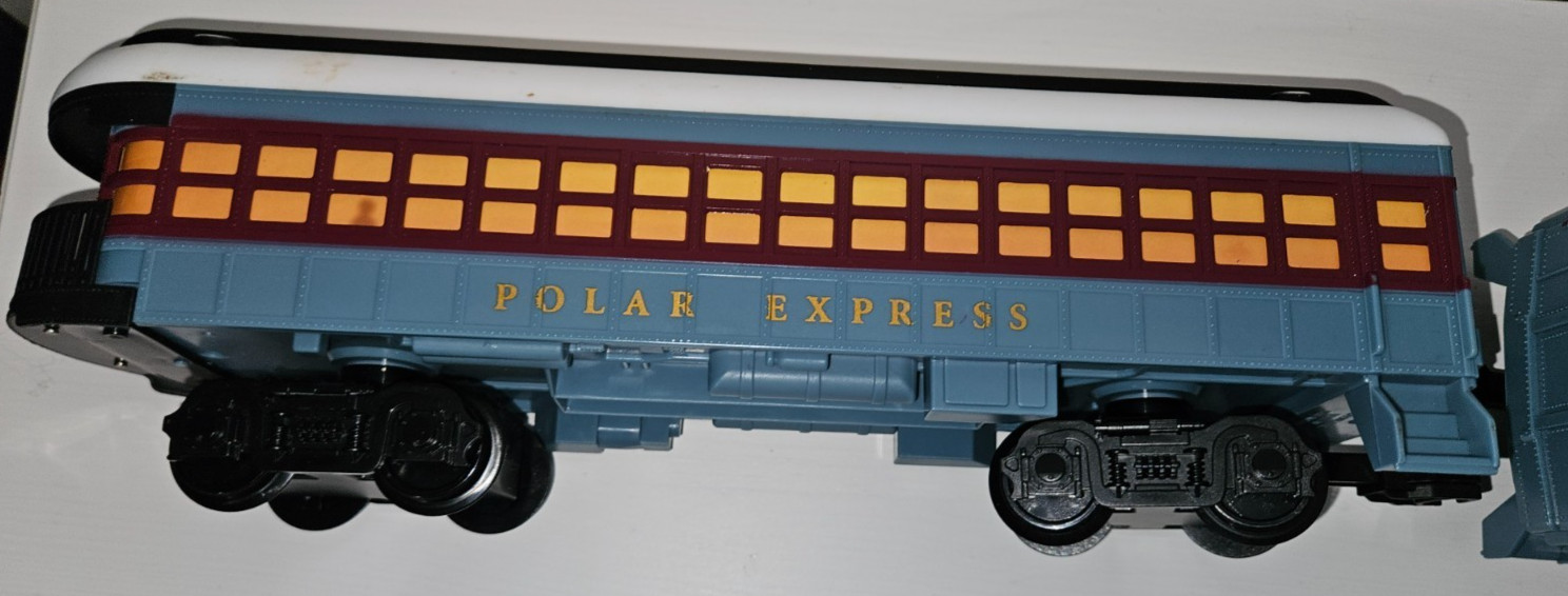 Lionel Polar Express G-Gauge Train Set 1225 Steam Locomotive Passenger Car