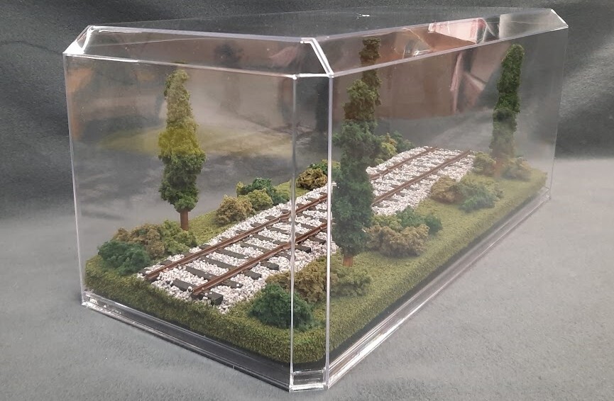O SCALE – 16″ SINGLE TRACK- “SUMMER SCENE” DISPLAY CASE- FOR ANY O SCALE TRAINS