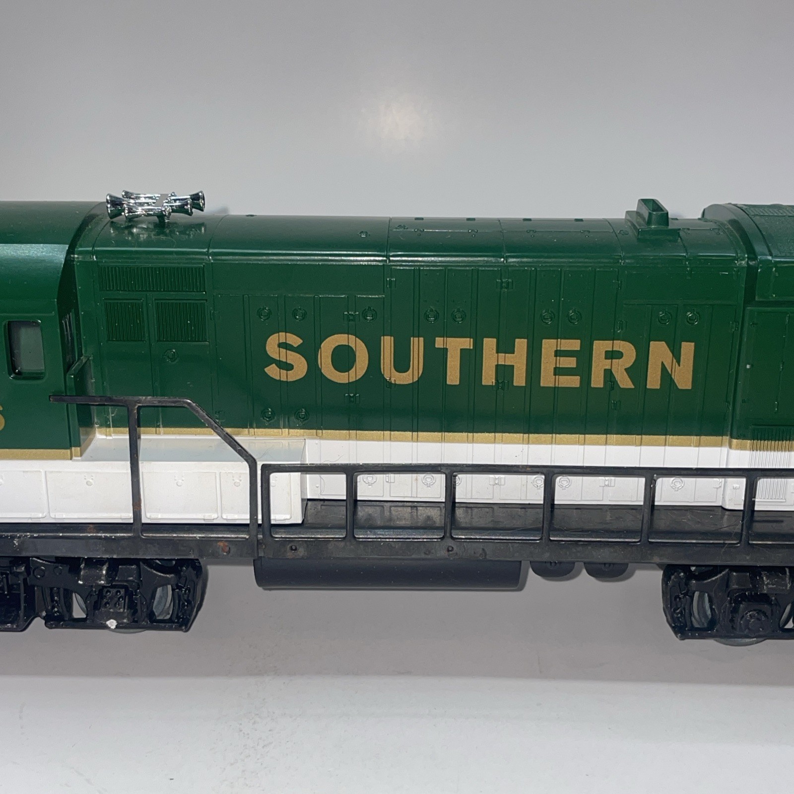 Lionel 6-8956 O Gauge Southern U36B Non-Powered Dummy Locomotive #8956