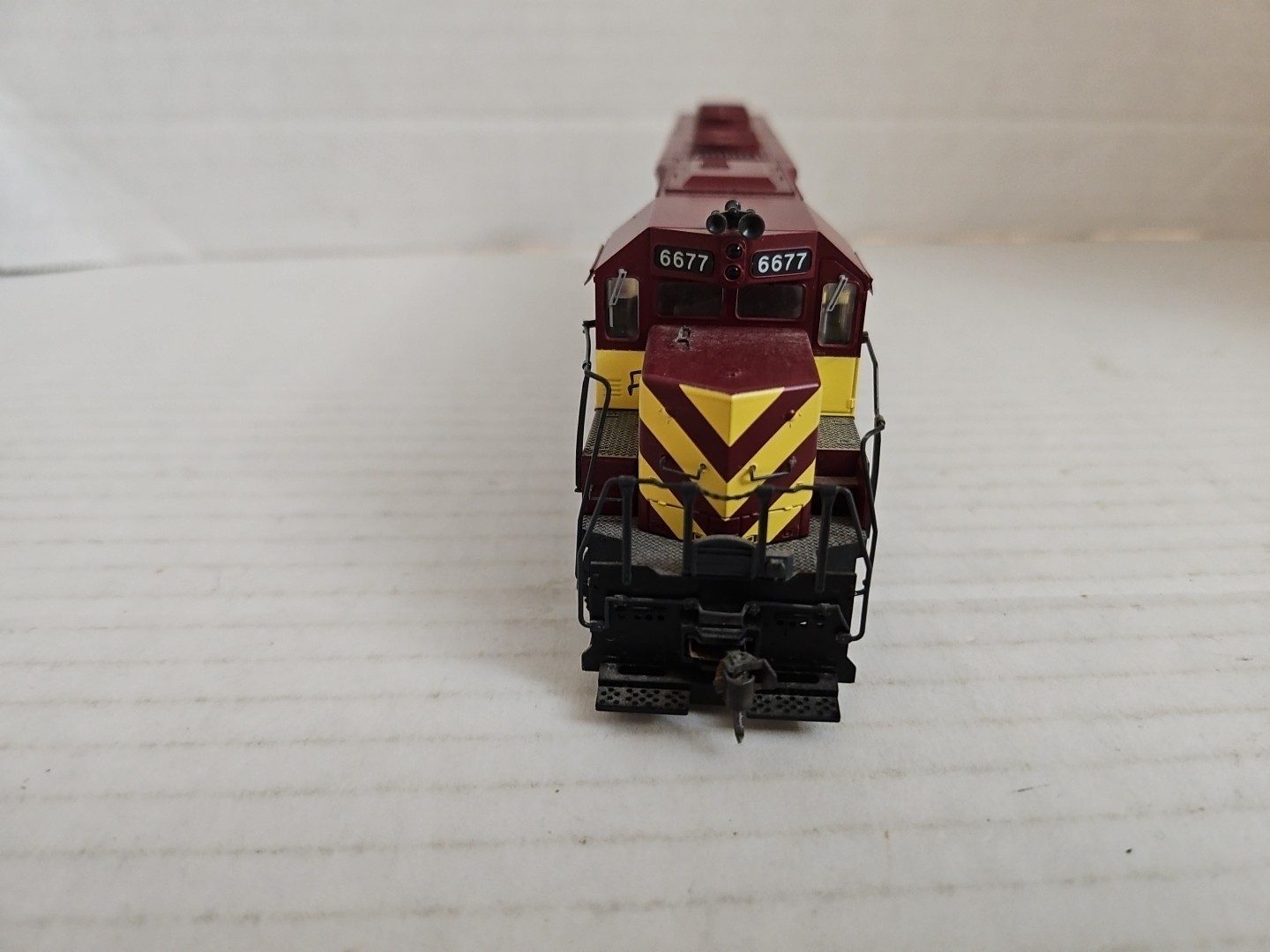 HO Scale 37-1744 KATO Wisconsin Central WC SD45 Powered Train Locomotive # 6677