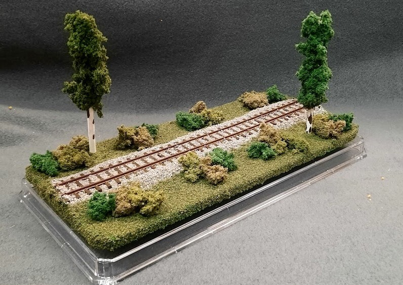 HOn3 SCALE 9″ SINGLE TRACK DISPLAY CASE – SUMMER SCENE- FOR ANY HOn3 TRAINS