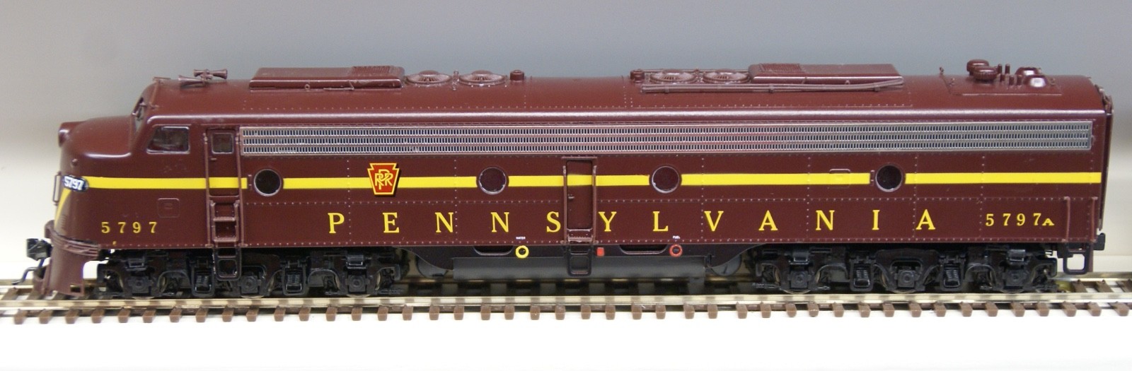 Proro 2000 HO Pair of EMD E8/E9 PRR Pennsylvania #5713 and #5797, DCC, No Sound