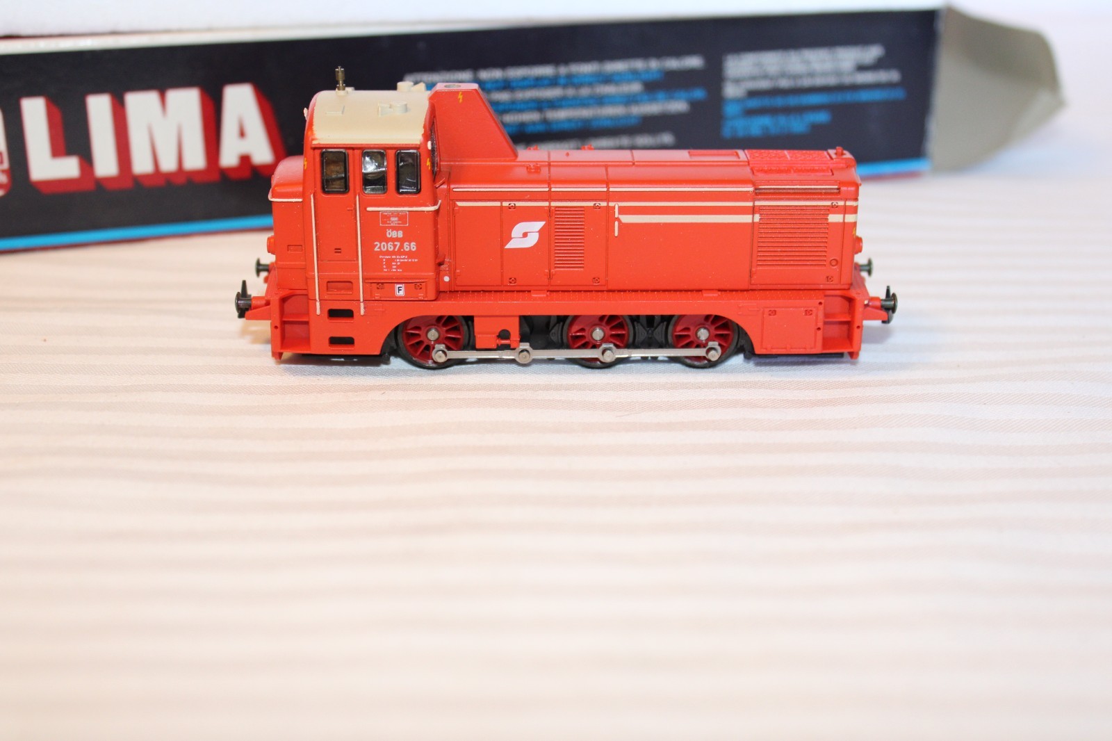Lima 20 8148L HO gauge ÖBB 2067 series Diesel locomotive, Orange, Austrian RR