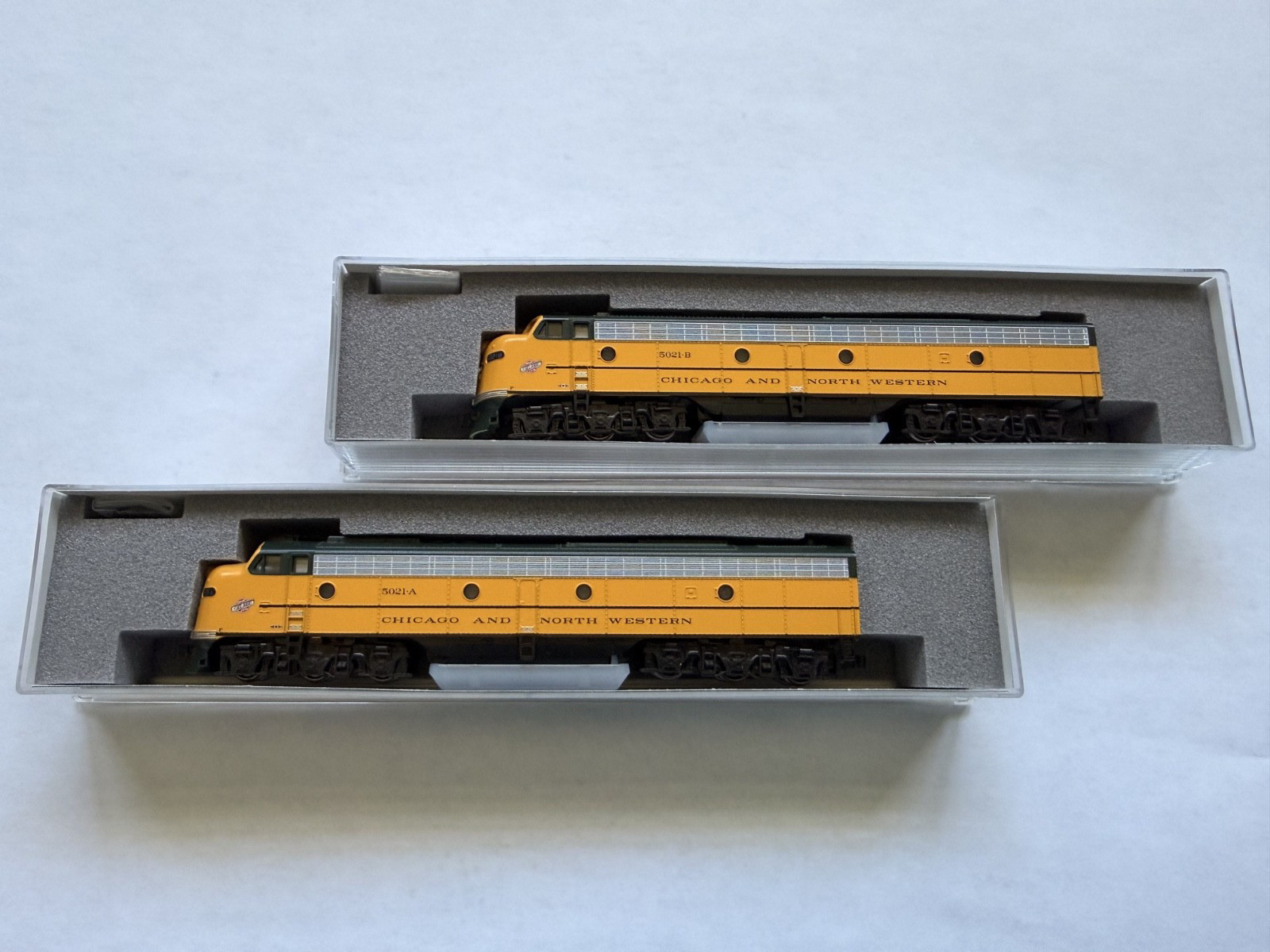 🚂 KATO N SCALE CHICAGO & NORTHWESTERN CNW EMD E8 DIESEL LOCO PAIR 5021A 5021B