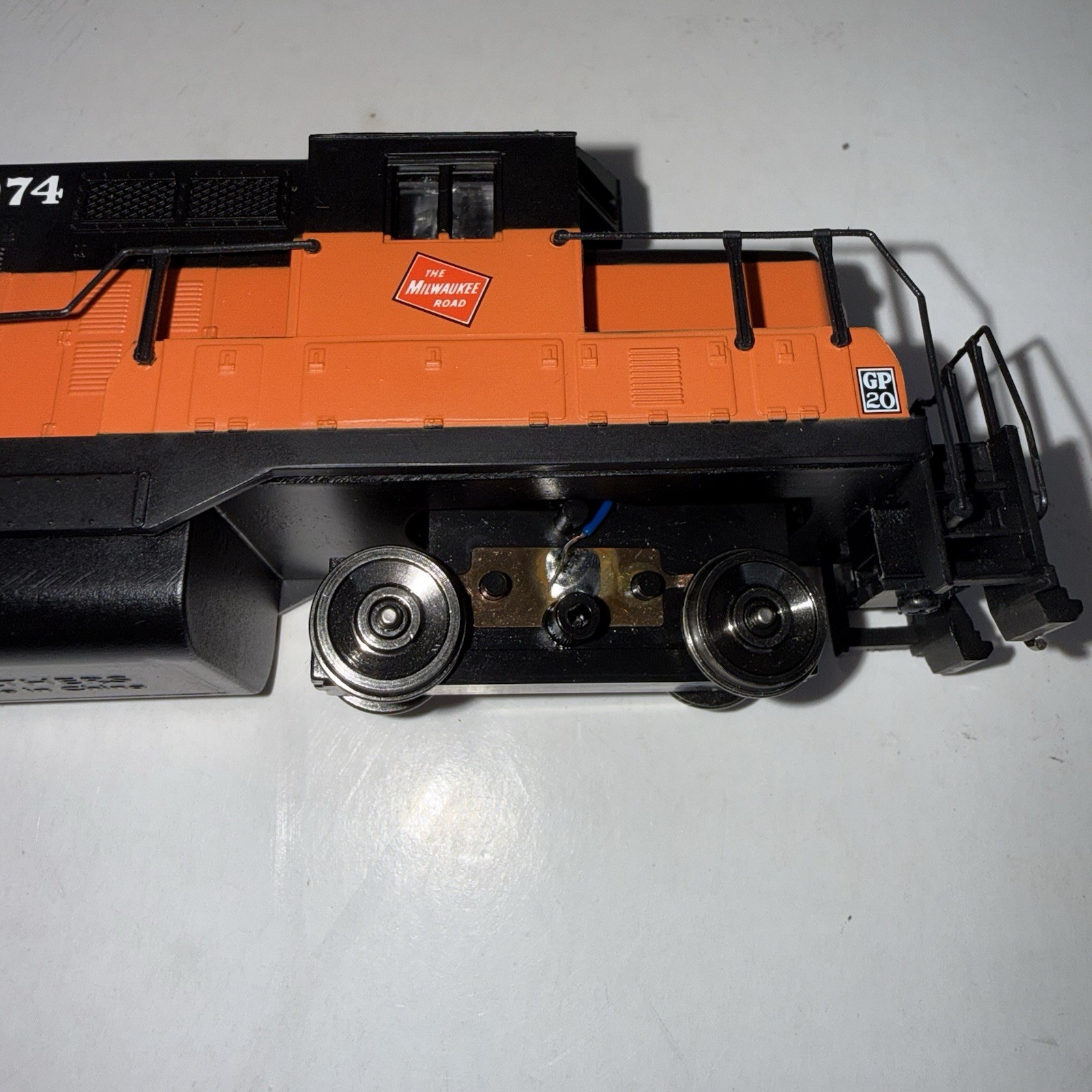 1996 HO Scale Walthers Train line GP9M Milwaukee Road locomotive 974 freight car
